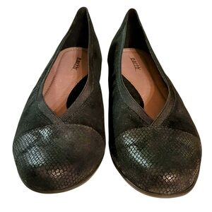 Earth Black Textured Flats with Rounded Toe